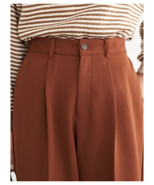 earth music&ecology（アースミュージックアンドエコロジー）の「ハイウエストタックストレートパンツ（パンツ・ブラック/ブラウン/イエロー/ブルーグリーン・S/M）」の9枚目の写真