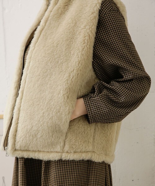 AURALEE(オーラリー)の「AURALEE SHETLAND WOOL BOA ZIP VEST(その他・レディース・LIMEBEIGE・1)」の4枚目の写真