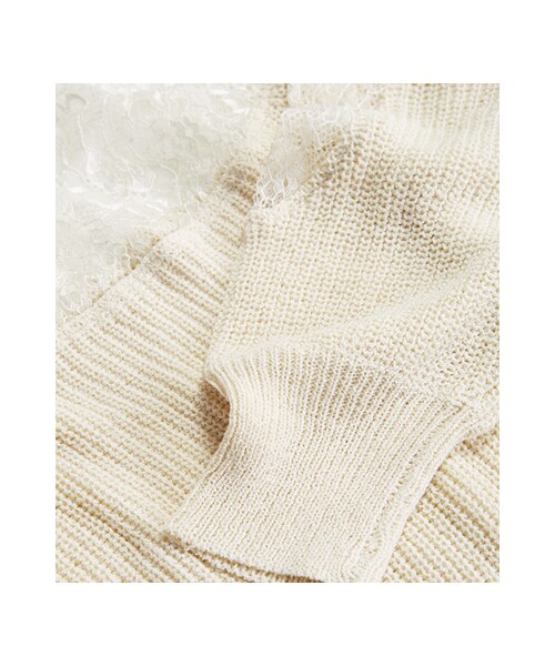 gracegift（グレースギフト）の「蕾絲刺繡勾花透膚露肩針織上衣（トップス・レディース・米白/黑・F）」の2枚目の写真