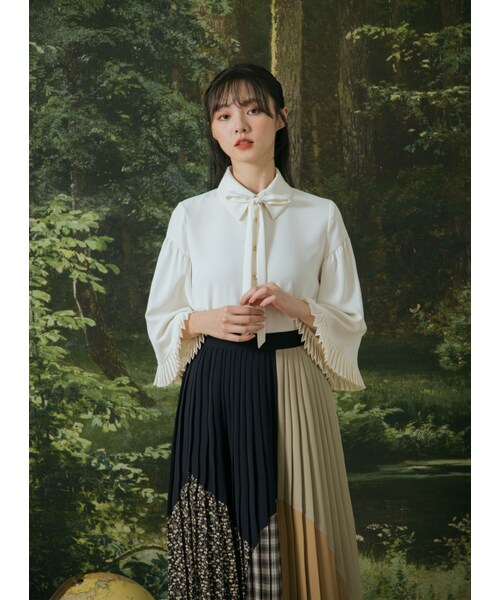 Marjorie（マージョリー）の「溪流淙淙，造型百摺七分傘袖綁帶襯衫（トップス・レディース・黑/杏/白・S/M）」の3枚目の写真