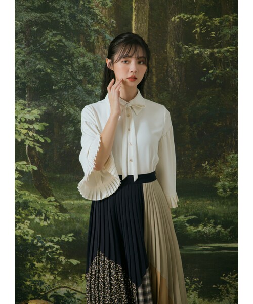 Marjorie（マージョリー）の「溪流淙淙，造型百摺七分傘袖綁帶襯衫（トップス・レディース・黑/杏/白・S/M）」の4枚目の写真