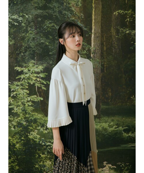 Marjorie（マージョリー）の「溪流淙淙，造型百摺七分傘袖綁帶襯衫（トップス・レディース・黑/杏/白・S/M）」の2枚目の写真