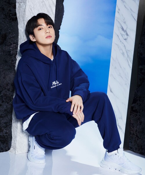 RASVOA(ラスボア)の「【FILA】グローバルアンバサダーBTS着用モデルスウェット(パーカー・レディース・ネイビー/ブラウン/グレー/ブラック・F)」の1枚目の写真