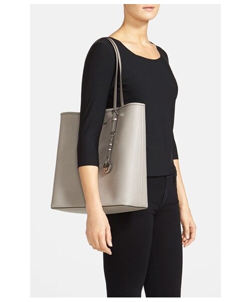 MICHAEL KORS(マイケルコース)の「MICHAEL Michael Kors North/South Saffiano Leather Tote(トートバッグ・レディース・Black/Pearl Grey/Fuschia/Luggage)」の2枚目の写真