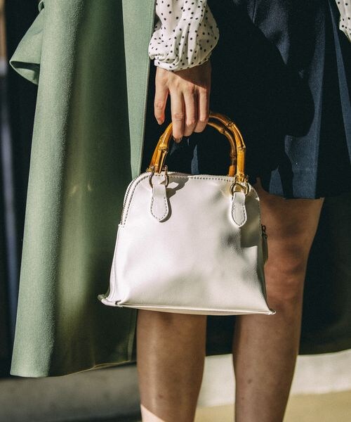 Andemiu（アンデミュウ）の「バンブーハンドルバッグ（バッグ・レディース・ブラック19/アイボリー52/ブルー80・F）」の2枚目の写真