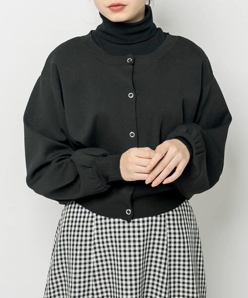 OLIVE des OLIVE（オリーブデオリーブ）の「リングドット釦クルーカーディガン（カーディガン/ボレロ・レディース・オフホワイト/ピンク/ネイビー/ブラック・FREE）」の2枚目の写真