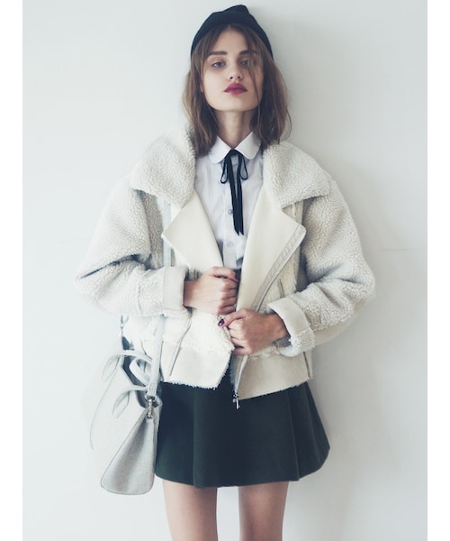 EMODA(エモダ)の「《 ViVi 12月号掲載商品 》TEDDY BOMBER CO(ジャケット/アウター・レディース・ホワイト/ブラック・F)」の4枚目の写真