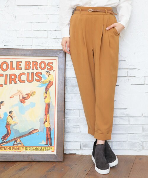 LOWRYS FARM(ローリーズファーム)の「【WEB先行予約アイテム】ベルトツキタックテーパードパンツ(パンツ・レディース・キャメル/ネイビー・F)」の1枚目の写真