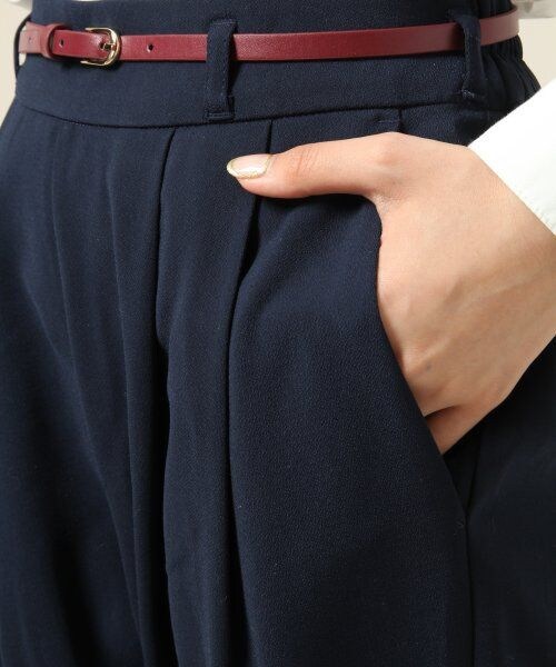 LOWRYS FARM(ローリーズファーム)の「【WEB先行予約アイテム】ベルトツキタックテーパードパンツ(パンツ・レディース・キャメル/ネイビー・F)」の6枚目の写真