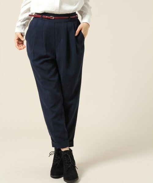LOWRYS FARM(ローリーズファーム)の「【WEB先行予約アイテム】ベルトツキタックテーパードパンツ(パンツ・レディース・キャメル/ネイビー・F)」の2枚目の写真