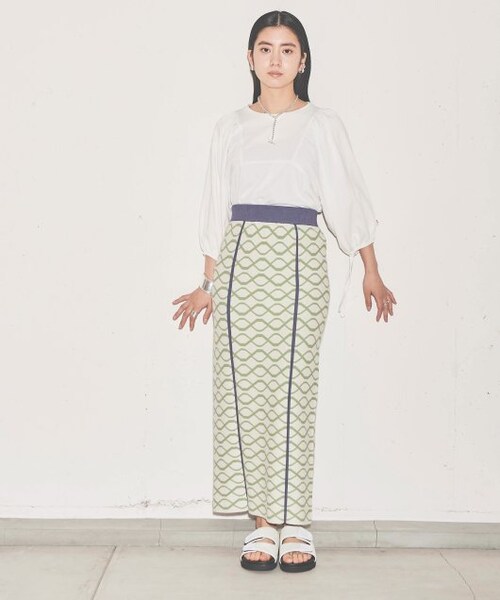 ENsMOL.(エンスモール)の「ショルダータックプルオーバー(トップス・レディース・クロ/オフシロ・FREE)」の3枚目の写真