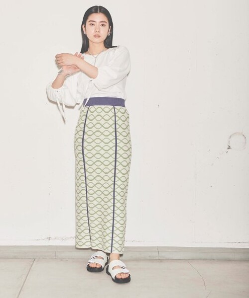 ENsMOL.(エンスモール)の「ショルダータックプルオーバー(トップス・レディース・クロ/オフシロ・FREE)」の4枚目の写真