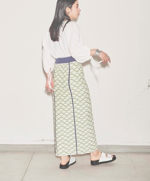 ENsMOL.(エンスモール)の「ショルダータックプルオーバー(トップス・レディース・クロ/オフシロ・FREE)」の5枚目の写真