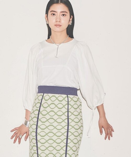 ENsMOL.(エンスモール)の「ショルダータックプルオーバー(トップス・レディース・クロ/オフシロ・FREE)」の2枚目の写真