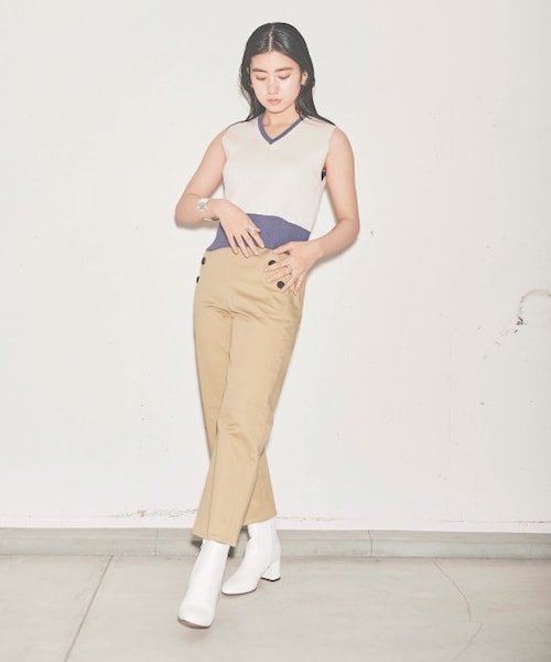 ENsMOL.(エンスモール)の「Vネックショートニットベスト(トップス・レディース・オレンジ/スミクロ/オフ系・FREE)」の4枚目の写真