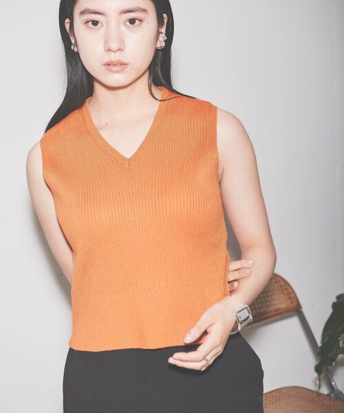 ENsMOL.(エンスモール)の「Vネックショートニットベスト(トップス・レディース・オレンジ/スミクロ/オフ系・FREE)」の13枚目の写真