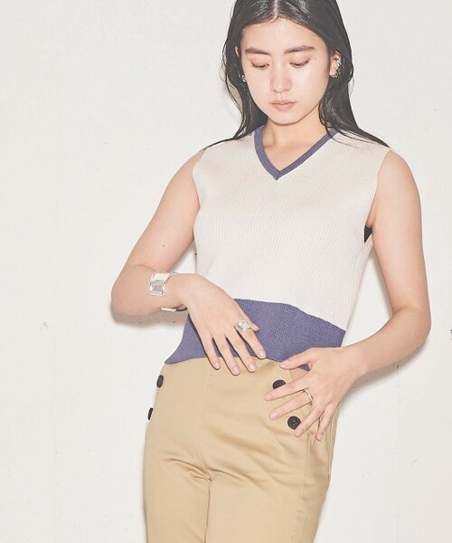 ENsMOL.(エンスモール)の「Vネックショートニットベスト(トップス・レディース・オレンジ/スミクロ/オフ系・FREE)」の3枚目の写真