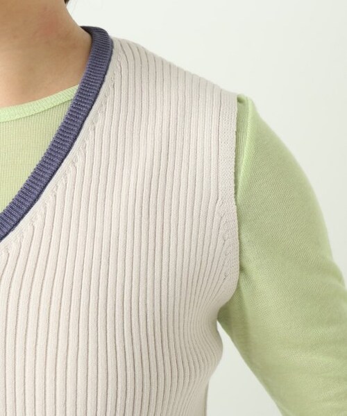 ENsMOL.(エンスモール)の「Vネックショートニットベスト(トップス・レディース・オレンジ/スミクロ/オフ系・FREE)」の11枚目の写真