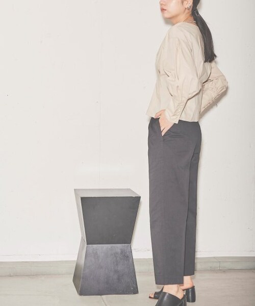 ENsMOL.（エンスモール）の「ウエストフィットロングカフスブラウス（トップス・レディース・クロ/ベージュ/オフシロ・FREE）」の4枚目の写真