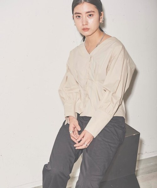 ENsMOL.（エンスモール）の「ウエストフィットロングカフスブラウス（トップス・レディース・クロ/ベージュ/オフシロ・FREE）」の2枚目の写真