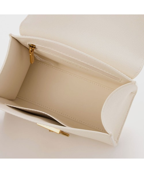 CHARLES & KEITH(チャールズ & キース)の「【2022 SPRING 新作】ハクスリーメタリック プッシュロックトップハンドル / Huxley Metallic Push-Lock Top Handle Bag ((その他・レディース・Cream・S/FREE)」の4枚目の写真