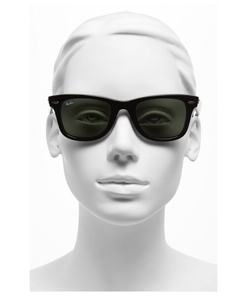 Ray-Ban（レイバン）の「Ray-Ban 'Classic Wayfarer' 50mm Sunglasses（サングラス・レディース・Black）」の3枚目の写真