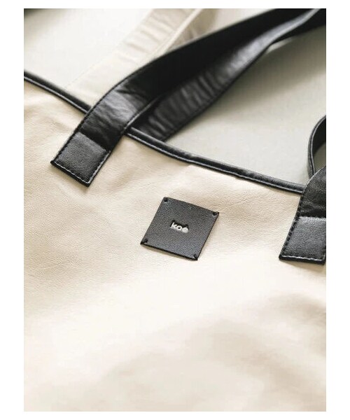 koe（コエ）の「フェイクレザースクエアトート（その他・ブラック/グレーベージュ/ライトカーキ/A・F）」の6枚目の写真