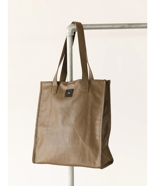 koe（コエ）の「フェイクレザースクエアトート（その他・ブラック/グレーベージュ/ライトカーキ/A・F）」の2枚目の写真