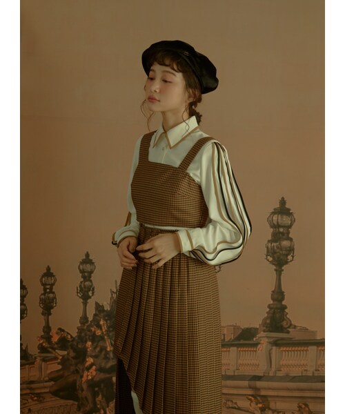 Marjorie（マージョリー）の「昨日豔遇，不對稱肩帶短版格紋背心（トップス・レディース・咖格・S/M）」の4枚目の写真