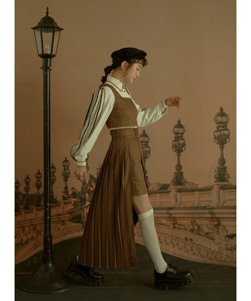 Marjorie（マージョリー）の「昨日豔遇，不對稱肩帶短版格紋背心（トップス・レディース・咖格・S/M）」の3枚目の写真