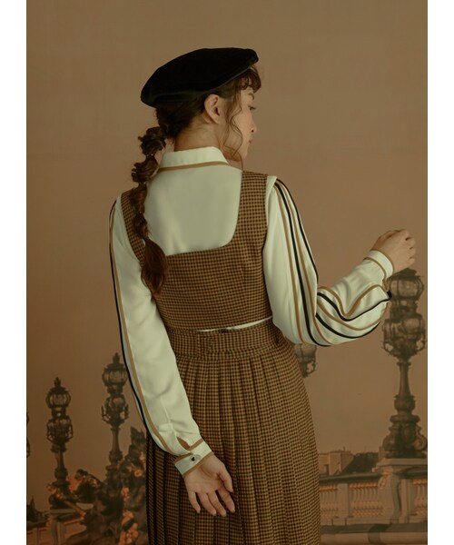 Marjorie（マージョリー）の「昨日豔遇，不對稱肩帶短版格紋背心（トップス・レディース・咖格・S/M）」の6枚目の写真