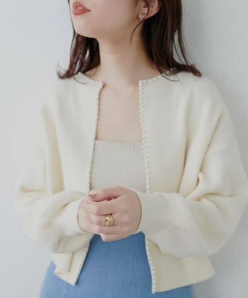 natural couture（ナチュラルクチュール）の「上品なパール使いが目を惹くパールトリムクルーネックカーディガン（カーディガン/ボレロ・レディース・オフホワイト/ベージュ/ネイビー/ブラック・FREE）」の2枚目の写真