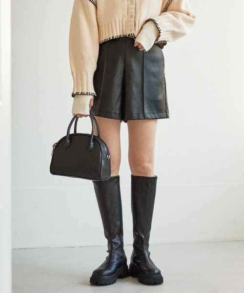 Heather(ヘザー)の「Ladyホソミエショートパンツ(パンツ・レディース・ブラックレザー 09/ブラウンスエード 58・S/M)」の1枚目の写真