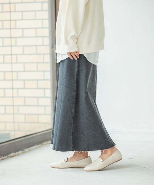 LEPSIM（レプシィム）の「ストレッチロングデニムスカート（スカート・レディース・ホワイト05/グレー15/ブルー85・M/L）」の2枚目の写真