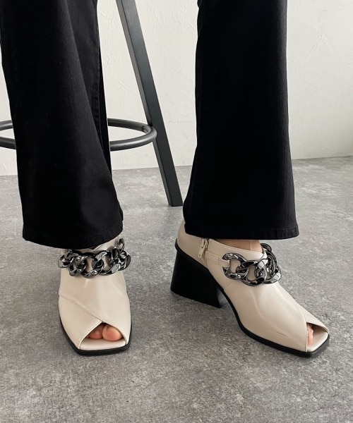 PAGEBOY（ページボーイ）の「チェーンオープントゥシューズ（シューズ・レディース・オフホワイト05/ブラック09・M(23.5cm)/L(24.5cm)）」の3枚目の写真