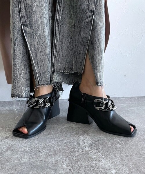 PAGEBOY（ページボーイ）の「チェーンオープントゥシューズ（シューズ・レディース・オフホワイト05/ブラック09・M(23.5cm)/L(24.5cm)）」の2枚目の写真