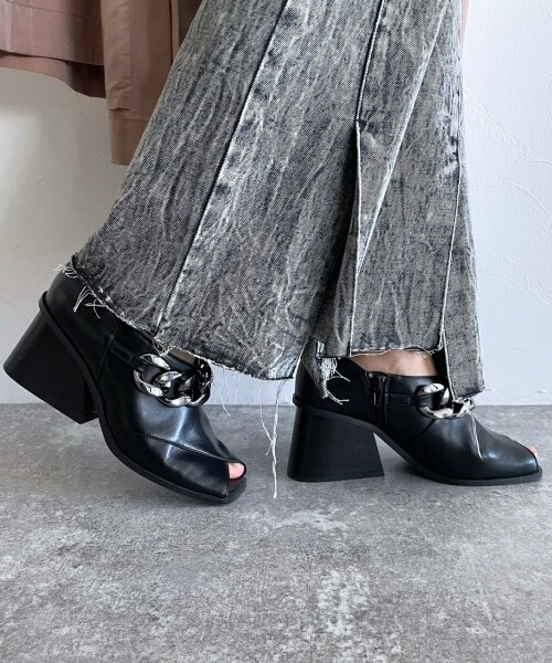 PAGEBOY（ページボーイ）の「チェーンオープントゥシューズ（シューズ・レディース・オフホワイト05/ブラック09・M(23.5cm)/L(24.5cm)）」の6枚目の写真
