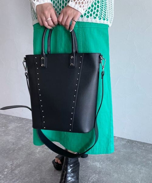 PAGEBOY（ページボーイ）の「モードスタッズトートバッグ（バッグ・レディース・オフホワイト05/ブラック09/シルバー12・FREE）」の2枚目の写真