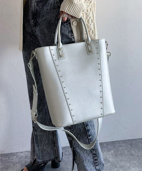 PAGEBOY（ページボーイ）の「モードスタッズトートバッグ（バッグ・レディース・オフホワイト05/ブラック09/シルバー12・FREE）」の3枚目の写真