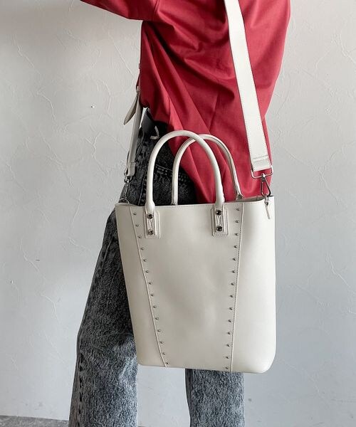 PAGEBOY（ページボーイ）の「モードスタッズトートバッグ（バッグ・レディース・オフホワイト05/ブラック09/シルバー12・FREE）」の4枚目の写真