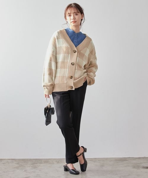 mysty woman(ミスティウーマン)の「カラバリフレアスリットパンツ(パンツ・レディース・アイボリー08/ブラック09/【WEB限定】ピンク25/ローズピンク28/【WEB限定】ベージュ52/アップルグリーン72/【WEB限定】サックスブルー82・S/M/L)」の17枚目の写真