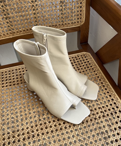 CAPRICIEUX LE'MAGE(カプリシューレマージュ)の「ストレッチサンダルブーツ(その他シューズ・レディース・エクリュ/ブラック・37/38)」の1枚目の写真