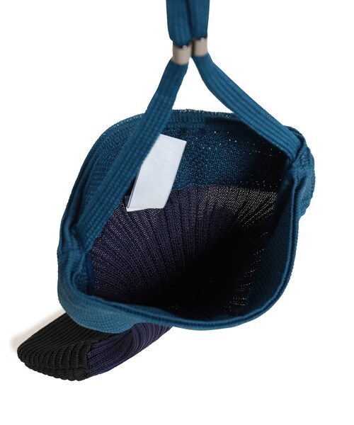 CFCL（シーエフシーエル）の「TUCKED RIB SACOCHE（バッグ・レディース・ブルー系/44/BLACK/01・F）」の6枚目の写真