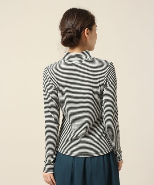 LOWRYS FARM(ローリーズファーム)の「テレコHIネックプルオーバーロングスリーブ2(トップス・レディース・オフ/ブラック/オフ×ブラック/グレー/ベージュ×ブラック・M/L)」の7枚目の写真