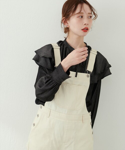 natural couture(ナチュラルクチュール)の「【WEB限定カラー有り】フロントリボンフリル衿ブラウス(シャツ/ブラウス・レディース・オフホワイト/ブラック/ドット/ブルー・FREE)」の2枚目の写真