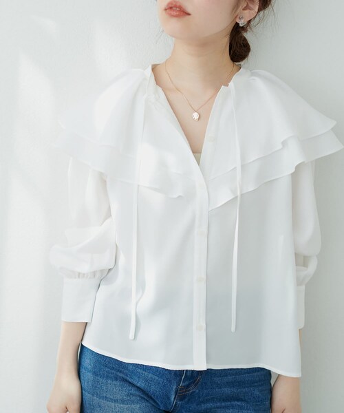 natural couture(ナチュラルクチュール)の「【WEB限定カラー有り】フロントリボンフリル衿ブラウス(シャツ/ブラウス・レディース・オフホワイト/ブラック/ドット/ブルー・FREE)」の1枚目の写真