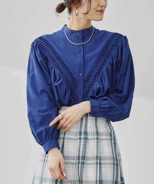 prose verse（プロズヴェール）の「Vラインスモッキングギャザーブラウス（シャツ/ブラウス・レディース・オフホワイト/イエロー/ネイビー・F）」の2枚目の写真