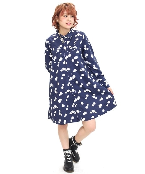 RNA（アールエヌエー）の「ストロベリーハートシャツワンピ（ワンピース/ドレス・レディース・ブラック/ネイビー/ダークレッド・M）」の2枚目の写真