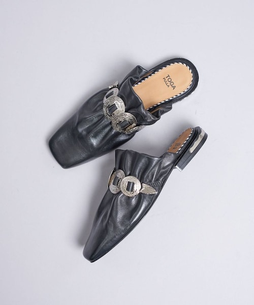 【初回限定】 TOGA PULLA（トーガ プルラ）の「メタルコンチョバブーシュ 靴