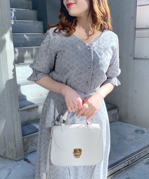 OLIVE des OLIVE（オリーブデオリーブ）の「刺繍レースＶネックワンピース（ワンピース・レディース・オフホワイト/サックスブルー/ブラック/ミント/ラベンダー/グリーンイエロー・FREE）」の2枚目の写真